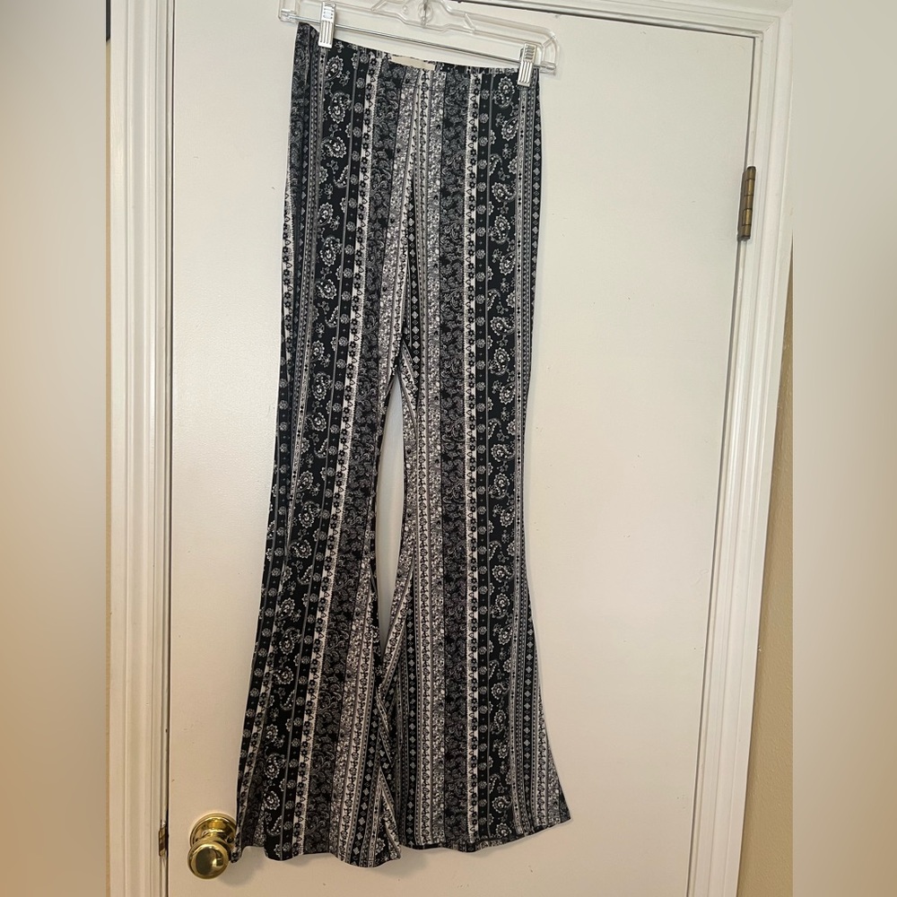 Black and White Print Flare Leggings with Ornate Design